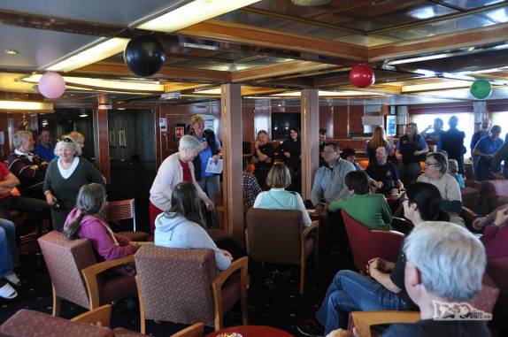 Uma espécie de leilão de ítens de viagem é realizado no Sea Spirit durante nossa tranquila passagem pela Drake Passage